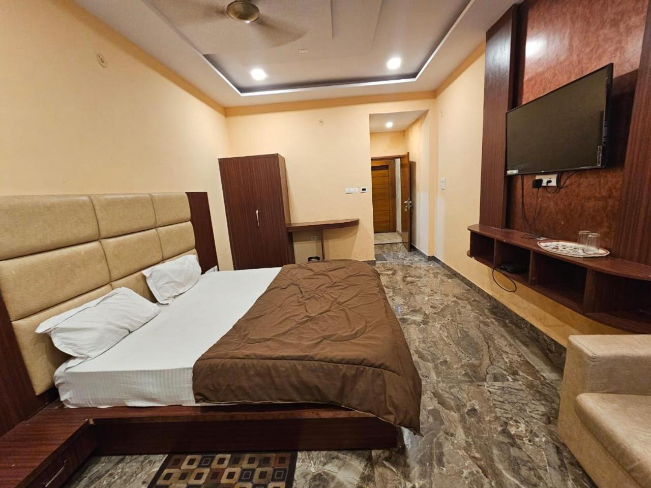Hotel Aditya Inn Варанасі Екстер'єр фото