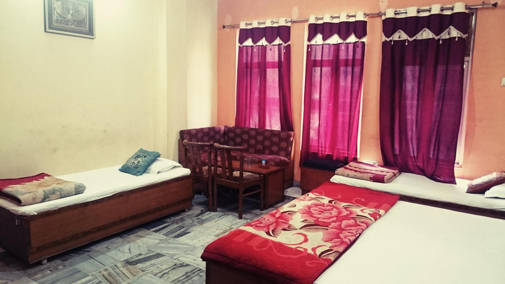 Hotel Aditya Inn Варанасі Номер фото