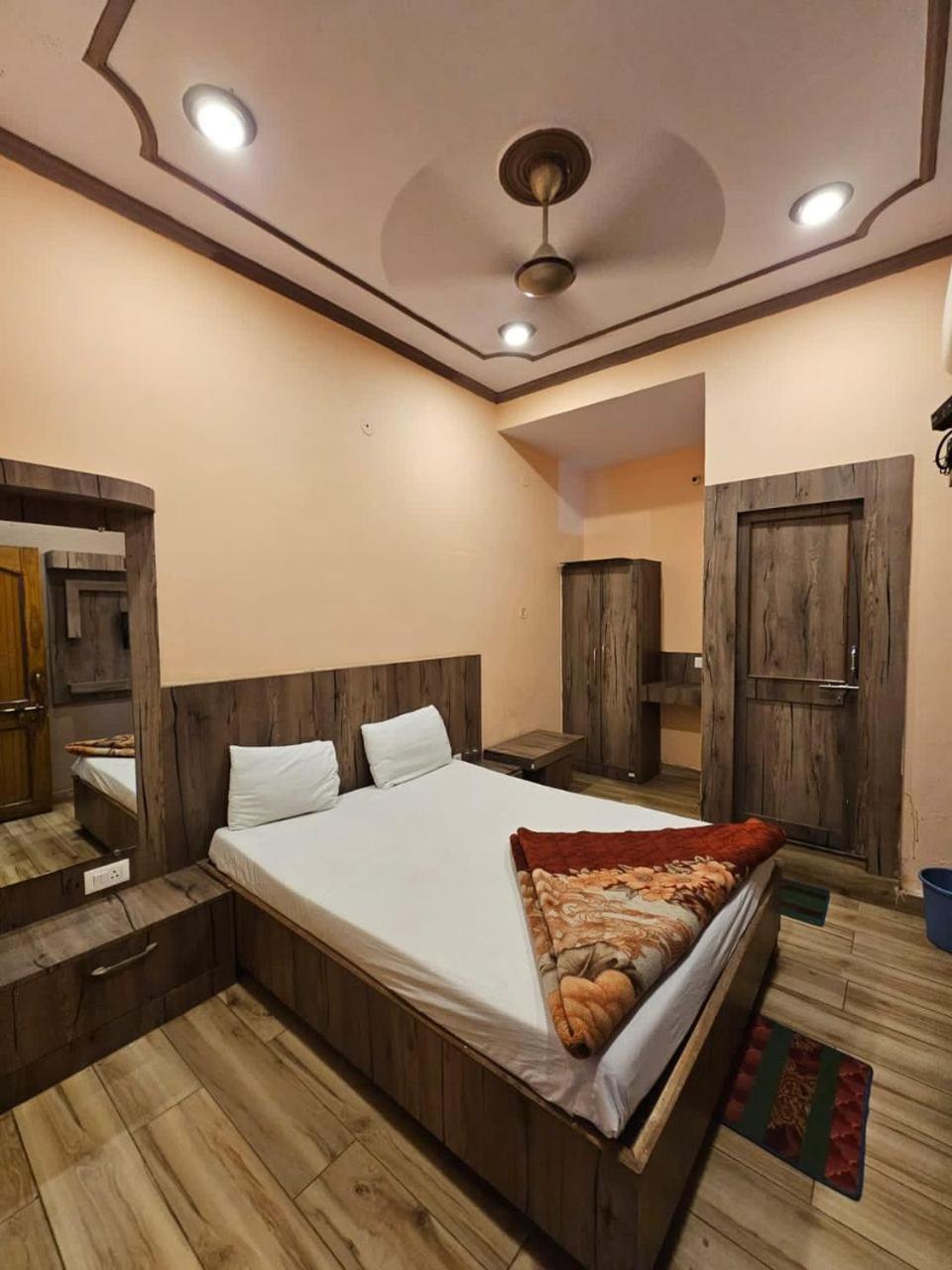 Hotel Aditya Inn Варанасі Екстер'єр фото